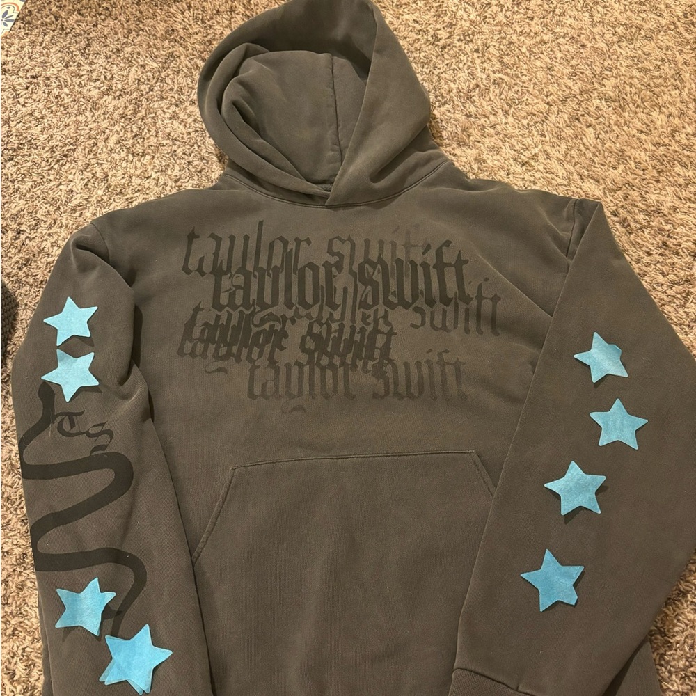 Taylor Swift OFFICIAL Reputation Sweatshirt-IN HAND! Comes with confetti! 🖤